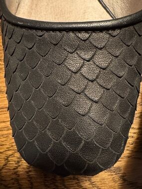 bettye muller Black Textured pumps